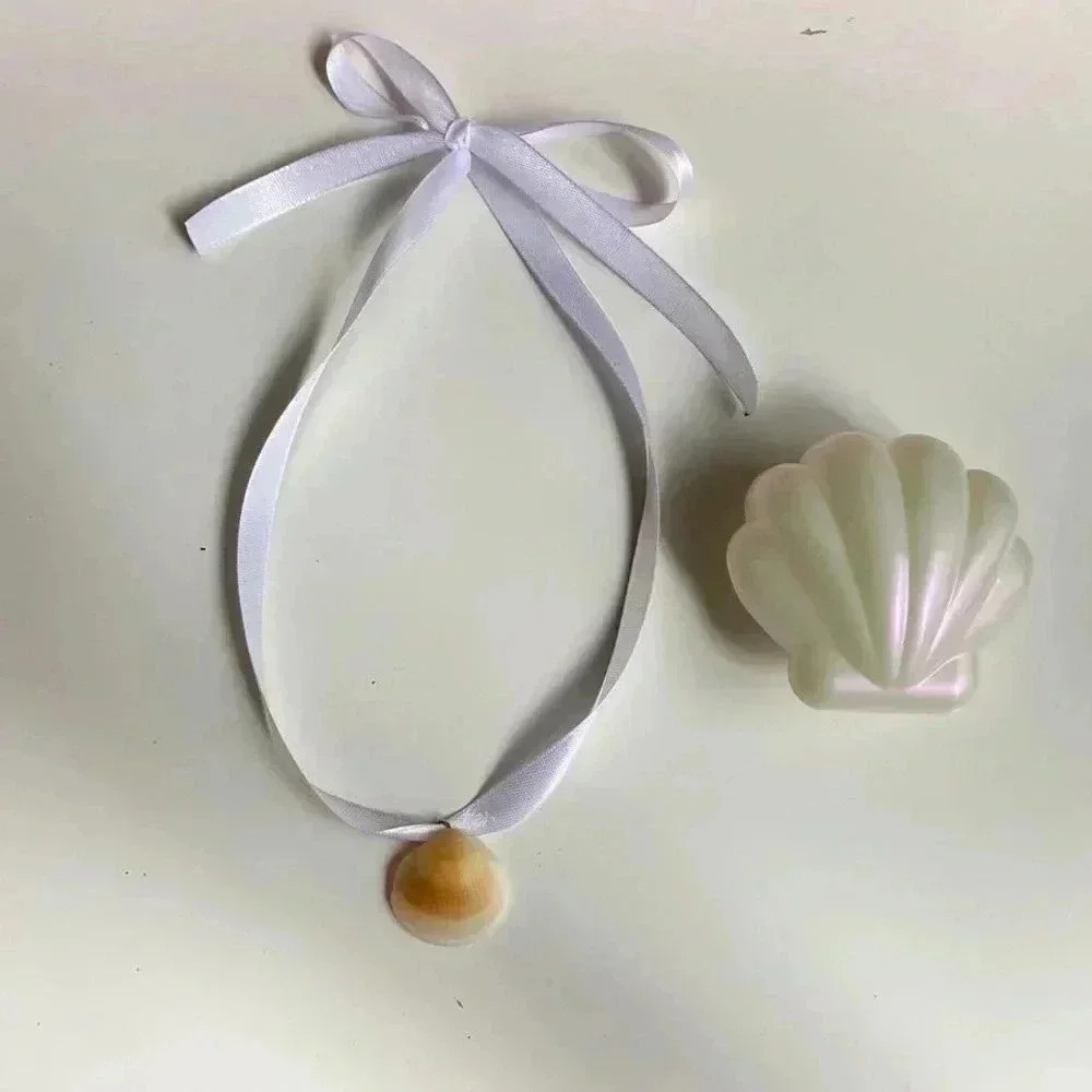Tan & white ribbon shell choker necklace.